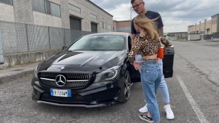Car sex: Ragazza italiana compra un'auto usata e si scopa il venditore...