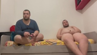 22enne obeso gioca alla play e si immagina mentre si masturba